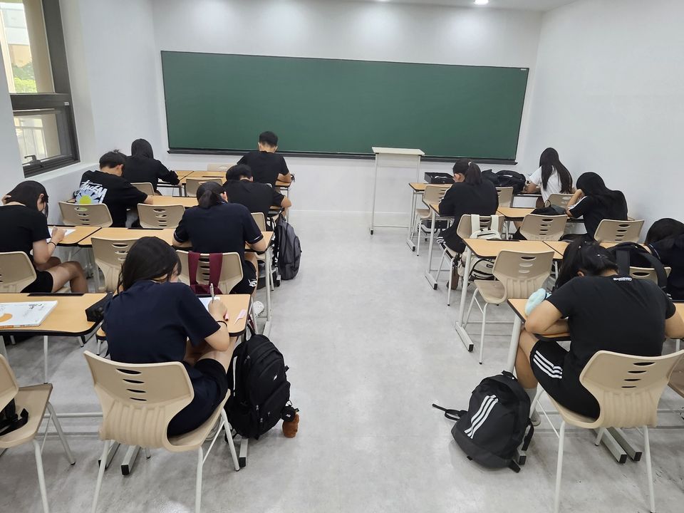 빅테스트 날 강의실. 학생들이 뒷모습으로 시험을 보고 있습니다